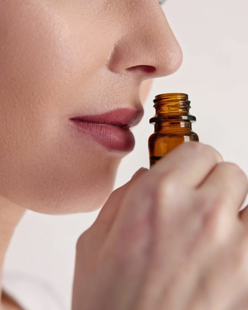 Découvrez mes outils de libération : une expérience profonde et lumineuse alliant kinésiologie et annales akashiques pour un alignement parfait. en séance d'olfactothérapie avec Mélanie Dalmon à Sérézin-du-Rhône : libération émotionnelle par les huiles essentielles.