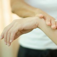 Consultation de kinésiologie et libération émotionnelle pour adultes et enfants à Sérézin-du-Rhône, proche Lyon. Séance de kinésiologie akashique pour libérer les mémoires cellulaires à Sérézin-du-Rhône.